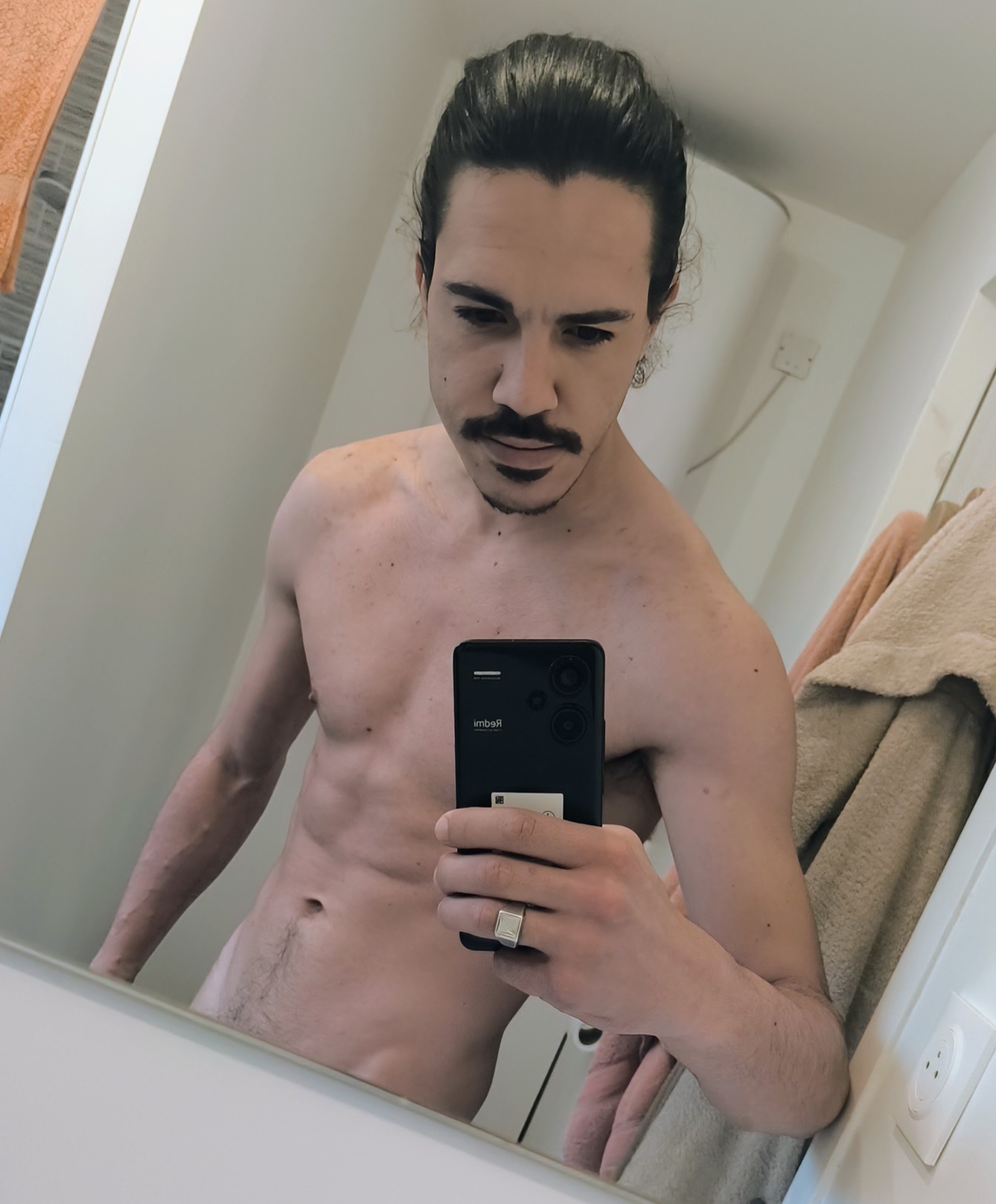 Profil de Lahcene, 32 ans, Boite gay à Münchenwiler