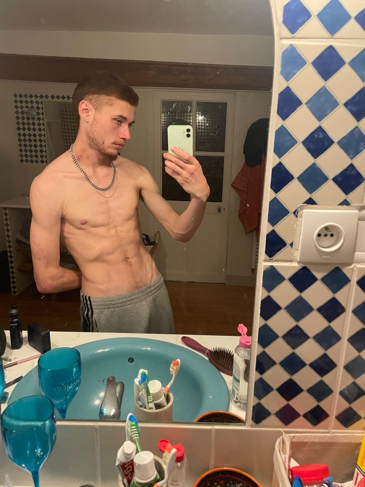 Profil de Ouail, 18 ans, Boite gay à Gals